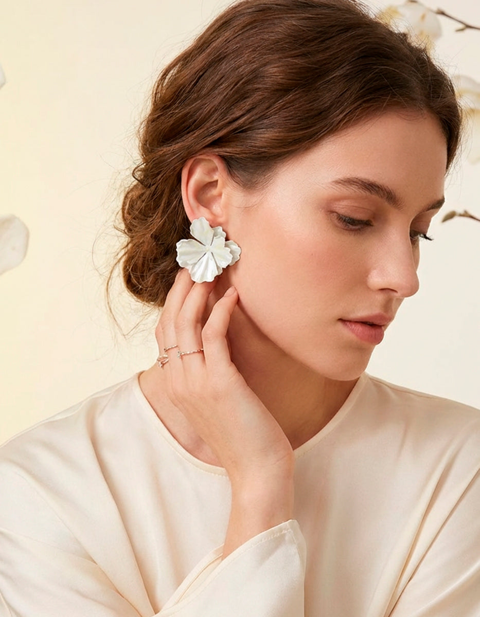 Aretes gold-filled forma de Flor en Tono Blanco Mandragora