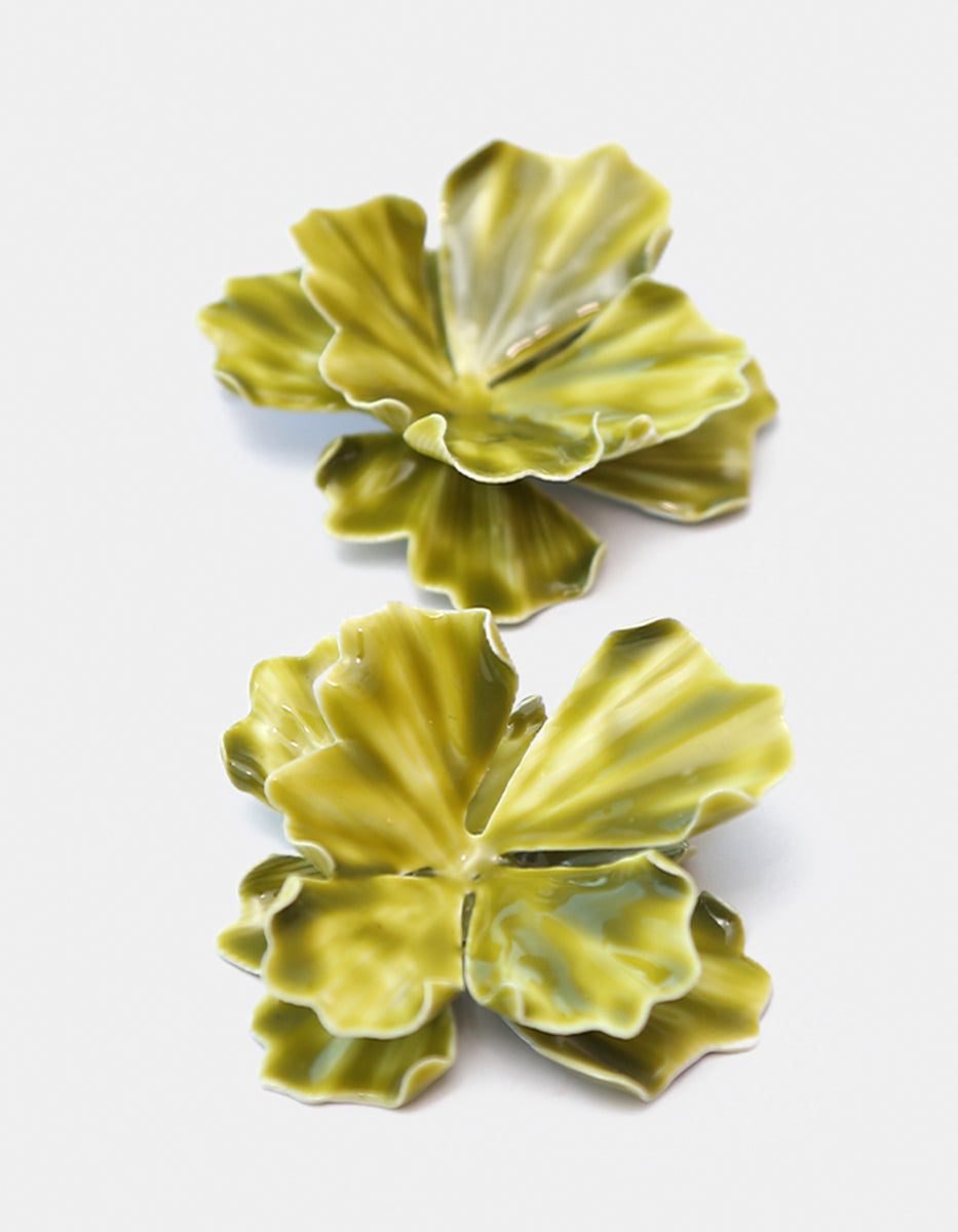Aretes gold-filled forma de Flor en Tono Verde Mandragora