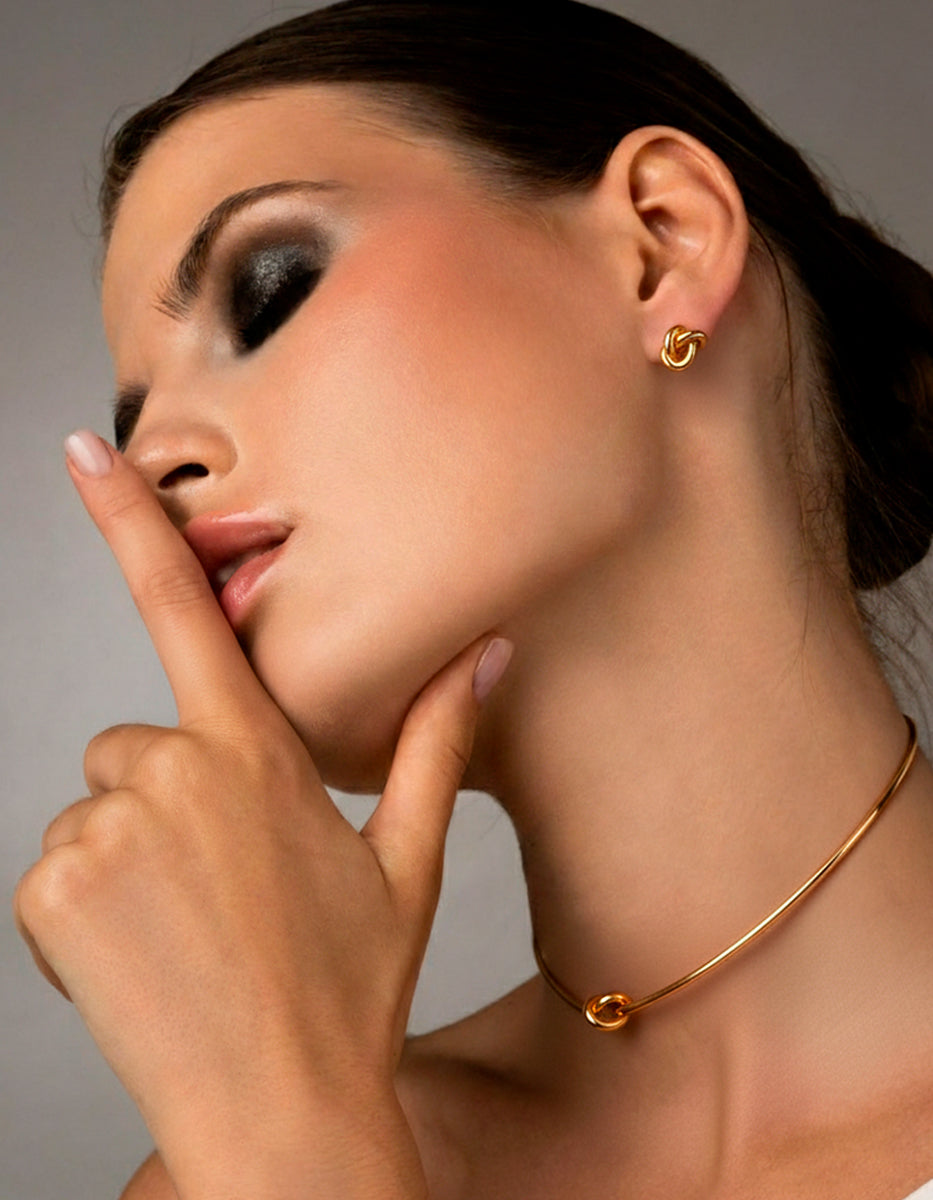 Set de Gargantilla y broqueles con forma de nudo