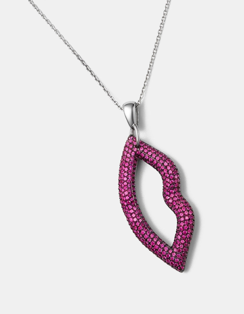 Collar de plata .925 con dije en silueta de labios y pavé de circonias fucsia