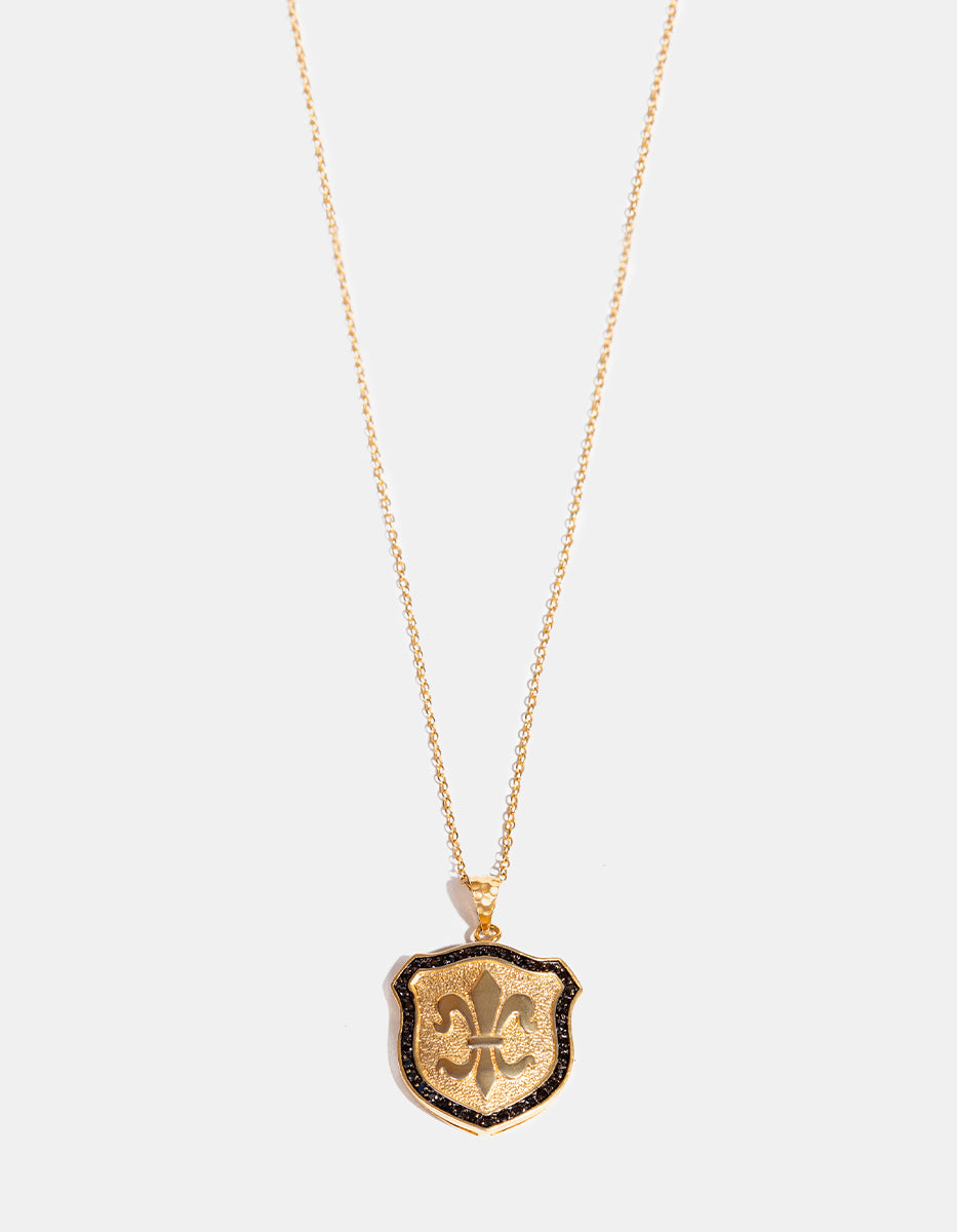 Collar metal noble con baño oro 22k y marco de espinela negra con escudo flor de lis Nordic