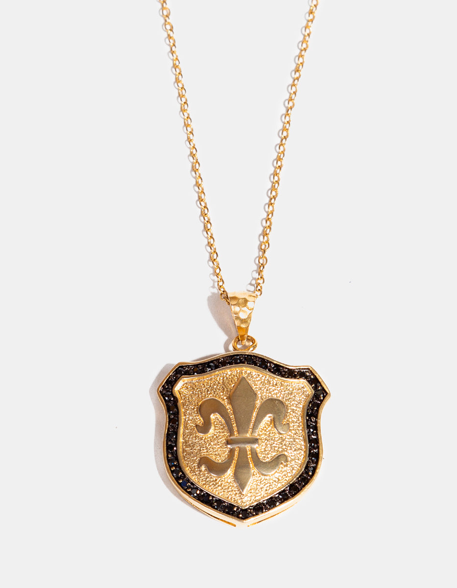 Collar metal noble con baño oro 22k y marco de espinela negra con escudo flor de lis Nordic
