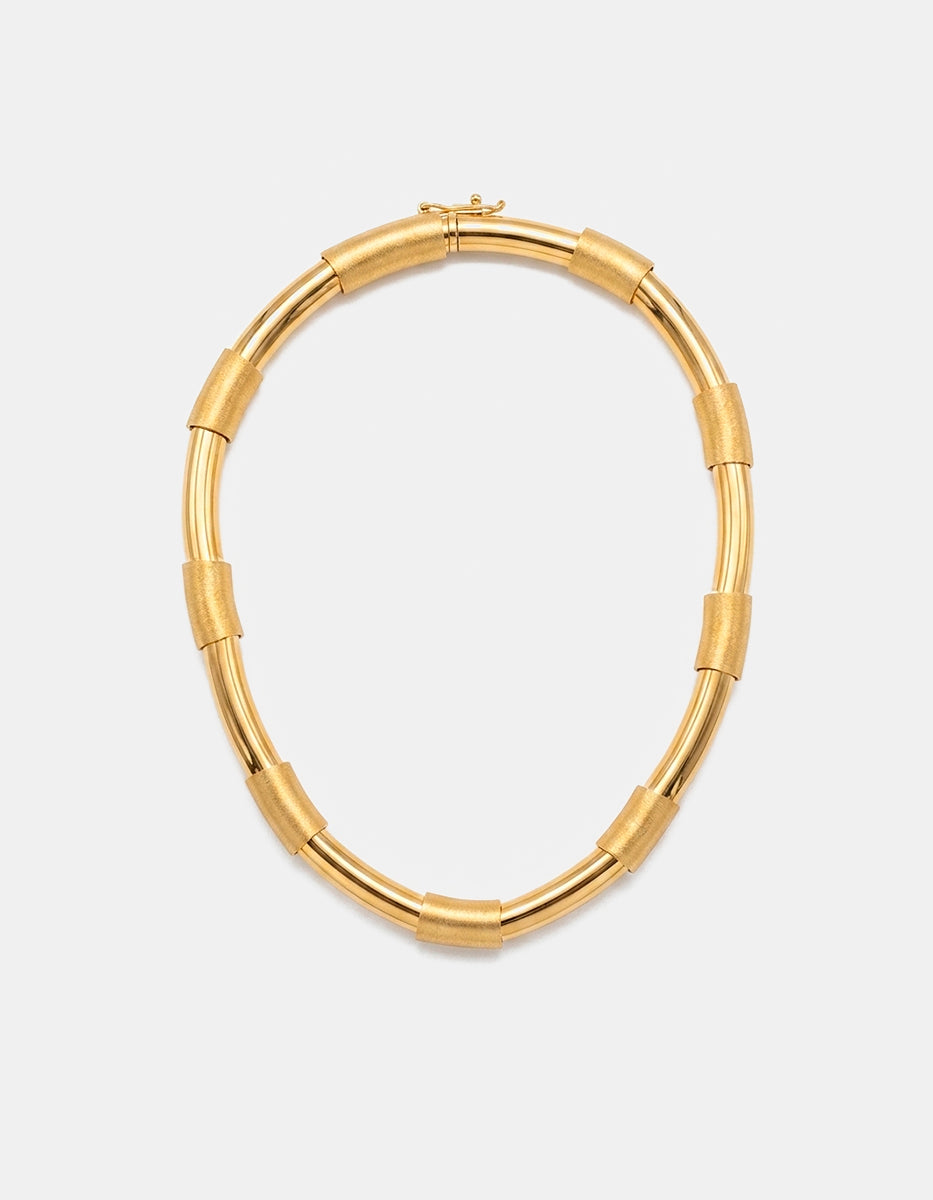 Gargantilla de bronce en baño de oro 22k con diseño geométrico