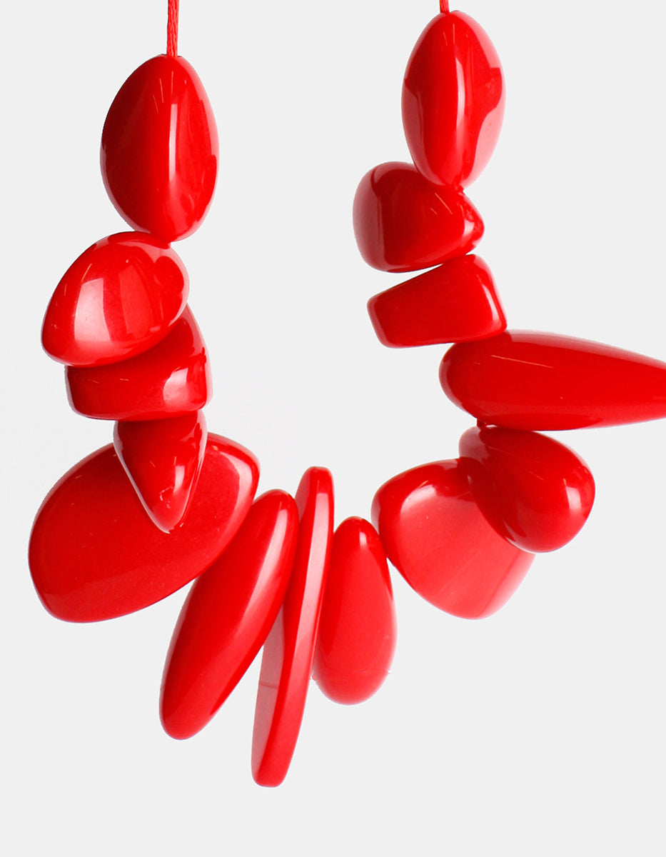Collar de baquelita roja en forma orgánica Mandragora