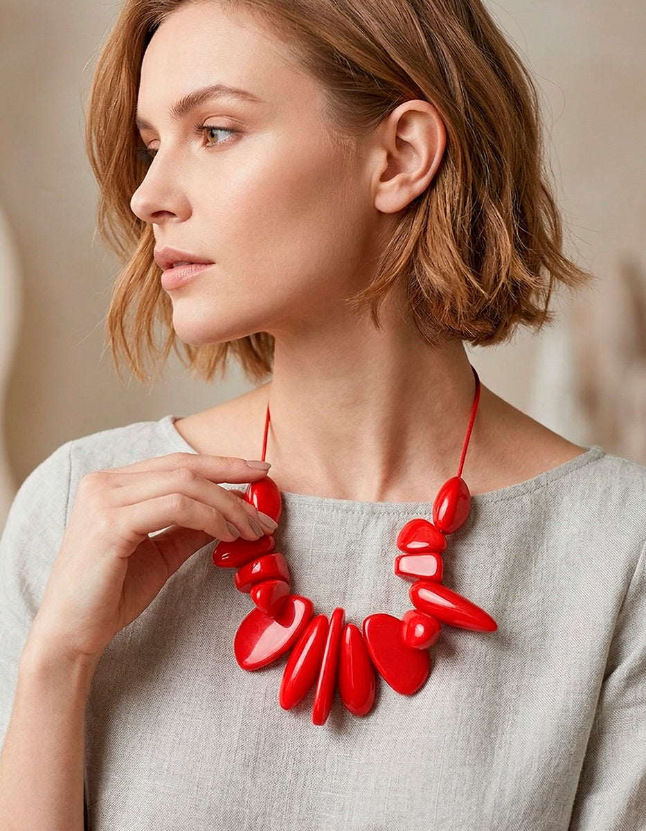 Collar de baquelita roja en forma orgánica Mandragora
