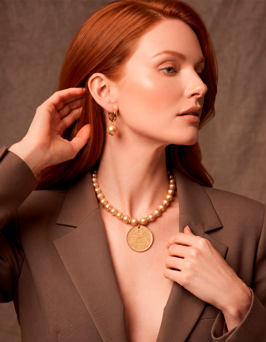 Set de Gargantilla de perlas mabe color rojo con moneda y aretes