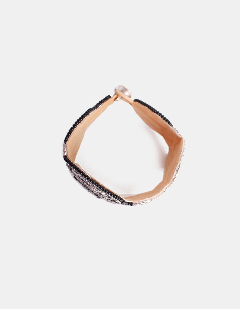Pulsera de Metal Base Plateado con Chaquira Negra Viva el Color