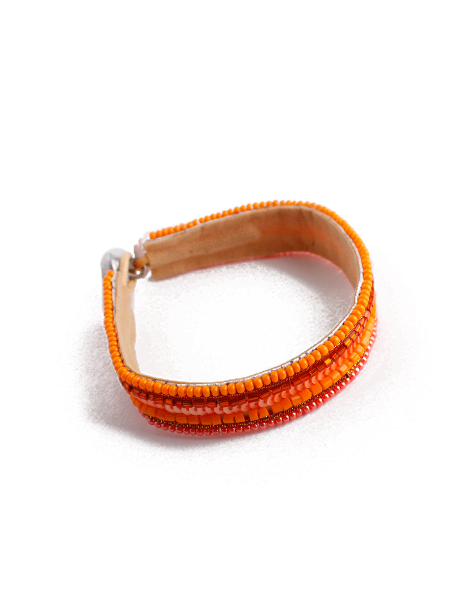 Pulsera en Metal Base Plateado con Chaquira y Canutillos Viva el Color