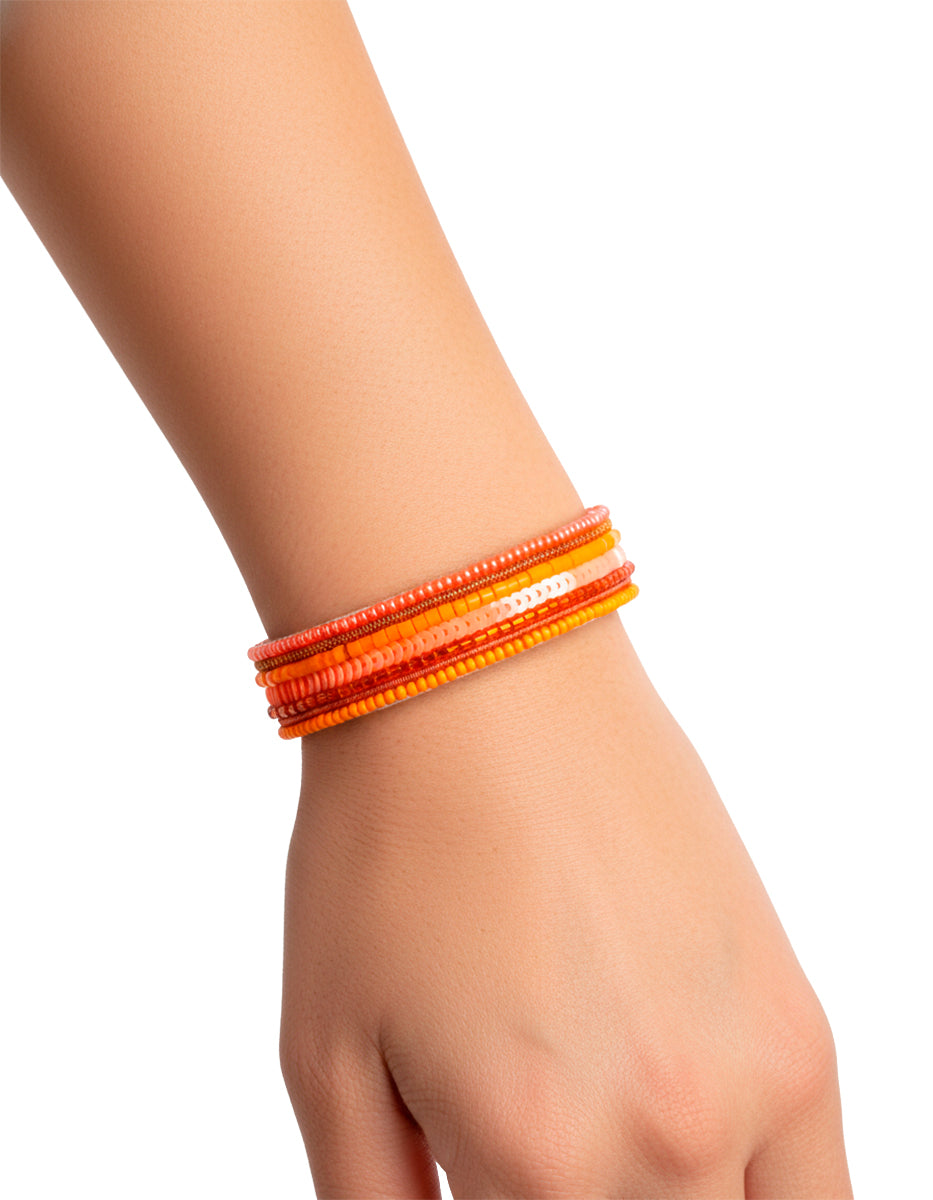 Pulsera en Metal Base Plateado con Chaquira y Canutillos Viva el Color