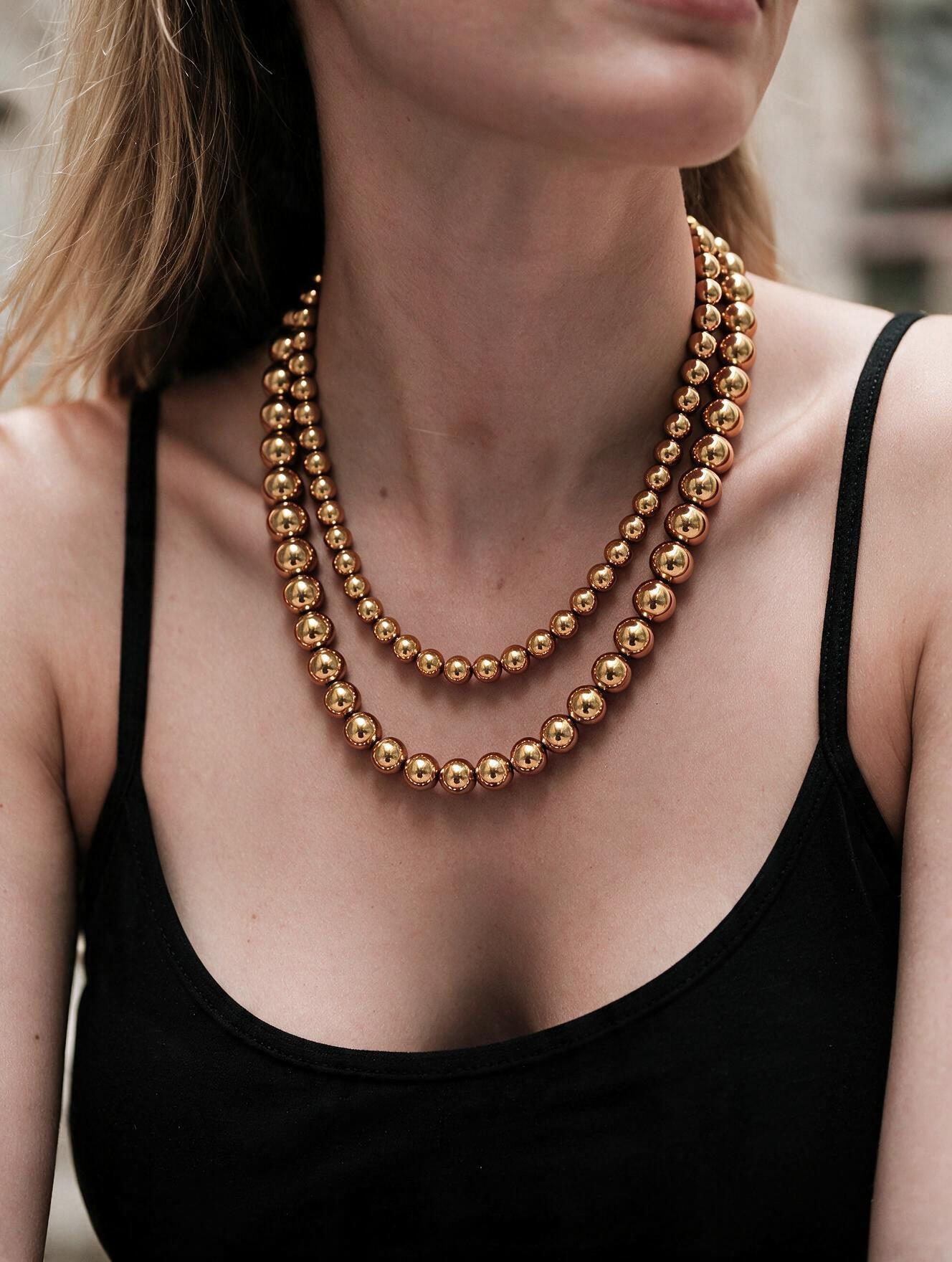 Collar de 2 hilos de bronce en baño de oro de 22kt con esferas en escala de tamaño Universe
