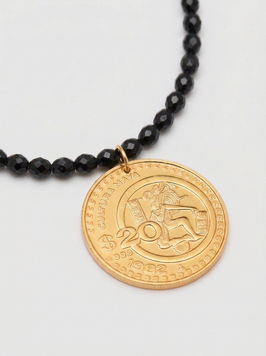 Collar ágatas negras naturales con moneda vintage baño oro 22kt Memorias