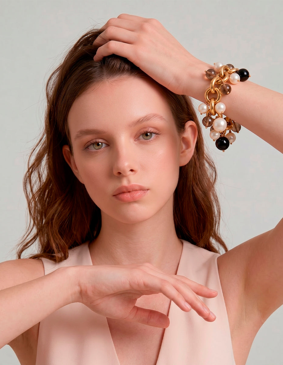 Pulsera de bronce en baño vermeil 22k con perlas, cuarzo ahumado y ónix