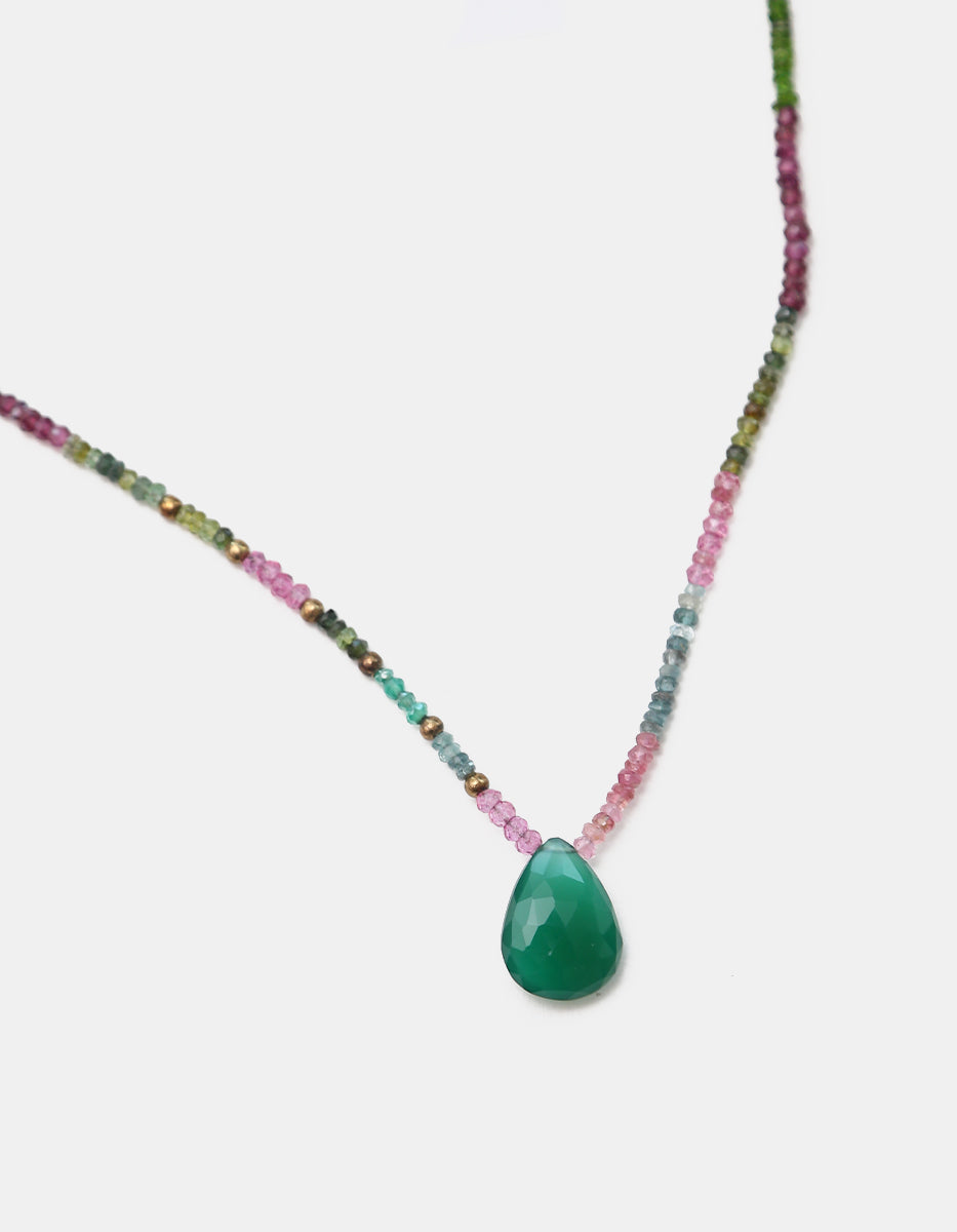 Collar de plata en baño vermeil 22 kt con cuentas multicolores y ágata verde