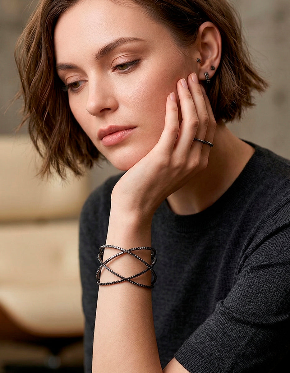 Brazalete con líneas cruzadas en baño de rodio negro y espineles negros Festive Style