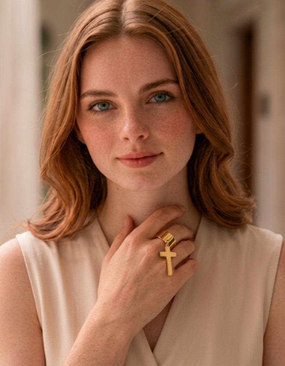 Anillo ajustable en Metal Noble con Baño Vermeil 22K en Forma de Cruz