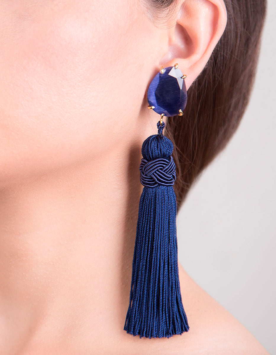 Aretes de plata .925 en baño vermeil 22k con ojo de gato azul y pompón a juego