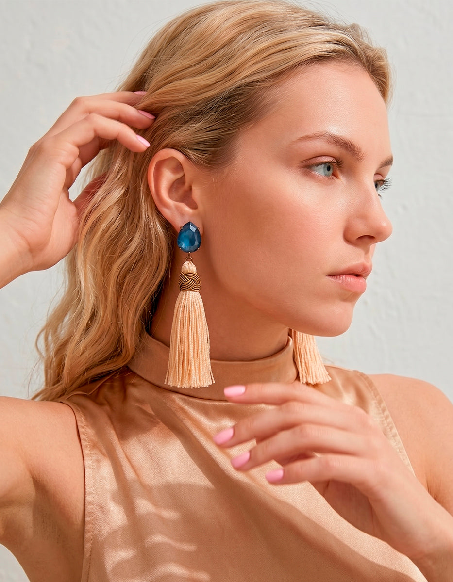 Aretes de plata en baño vermeil 22k con pompón y ojo de gato azul