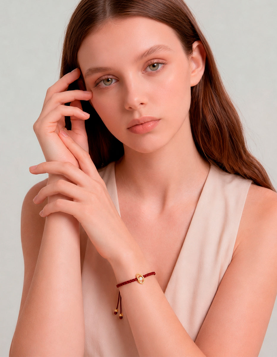 Pulsera con dije de metal noble con baño vermeil 22k con la letra O y cordón trenzado