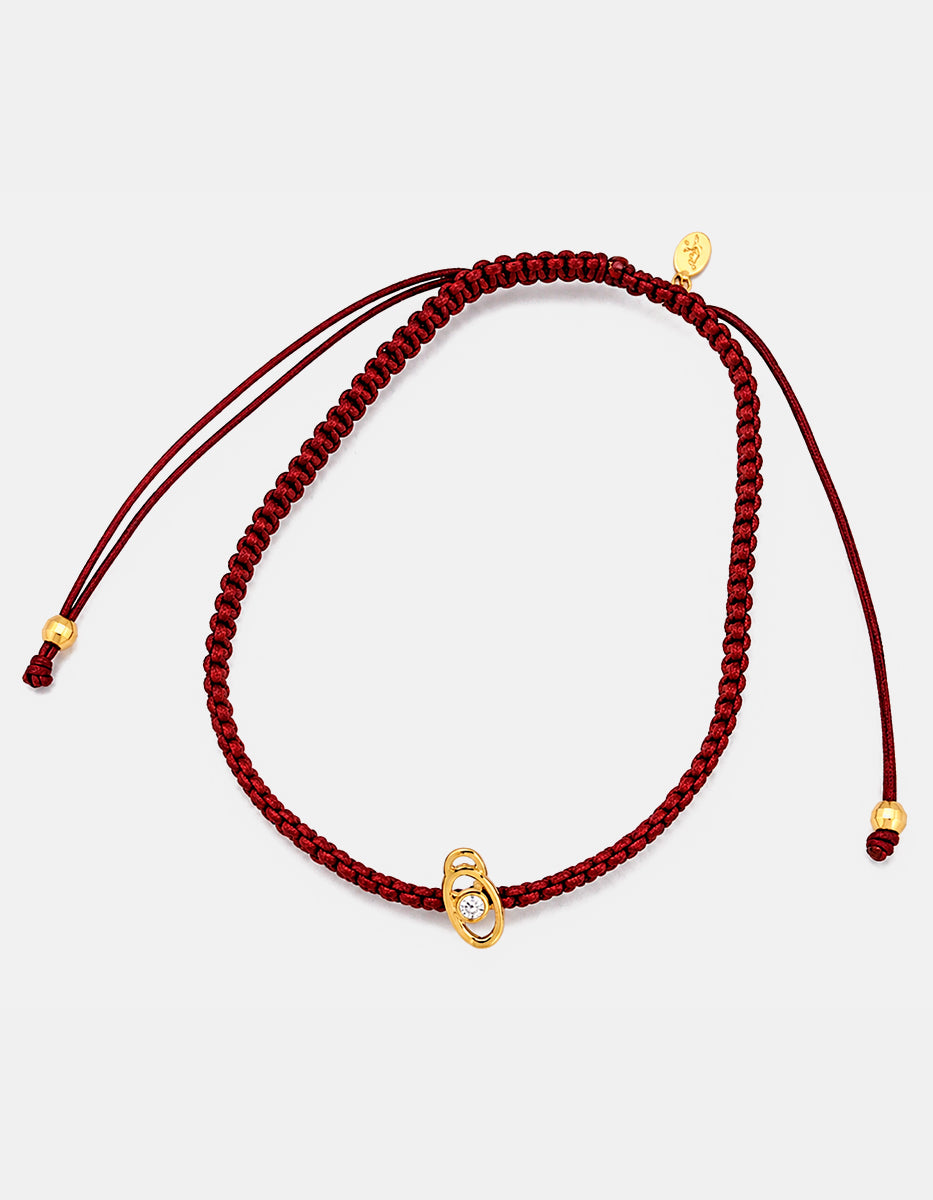 Pulsera con dije de metal noble con baño vermeil 22k con la letra O y cordón trenzado