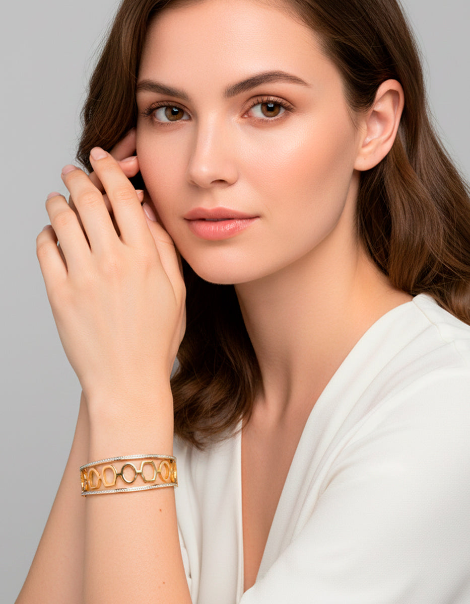 ⚡Ei Brazalete en Oro Laminado con Calado Geométrico y Topacios Blancos
