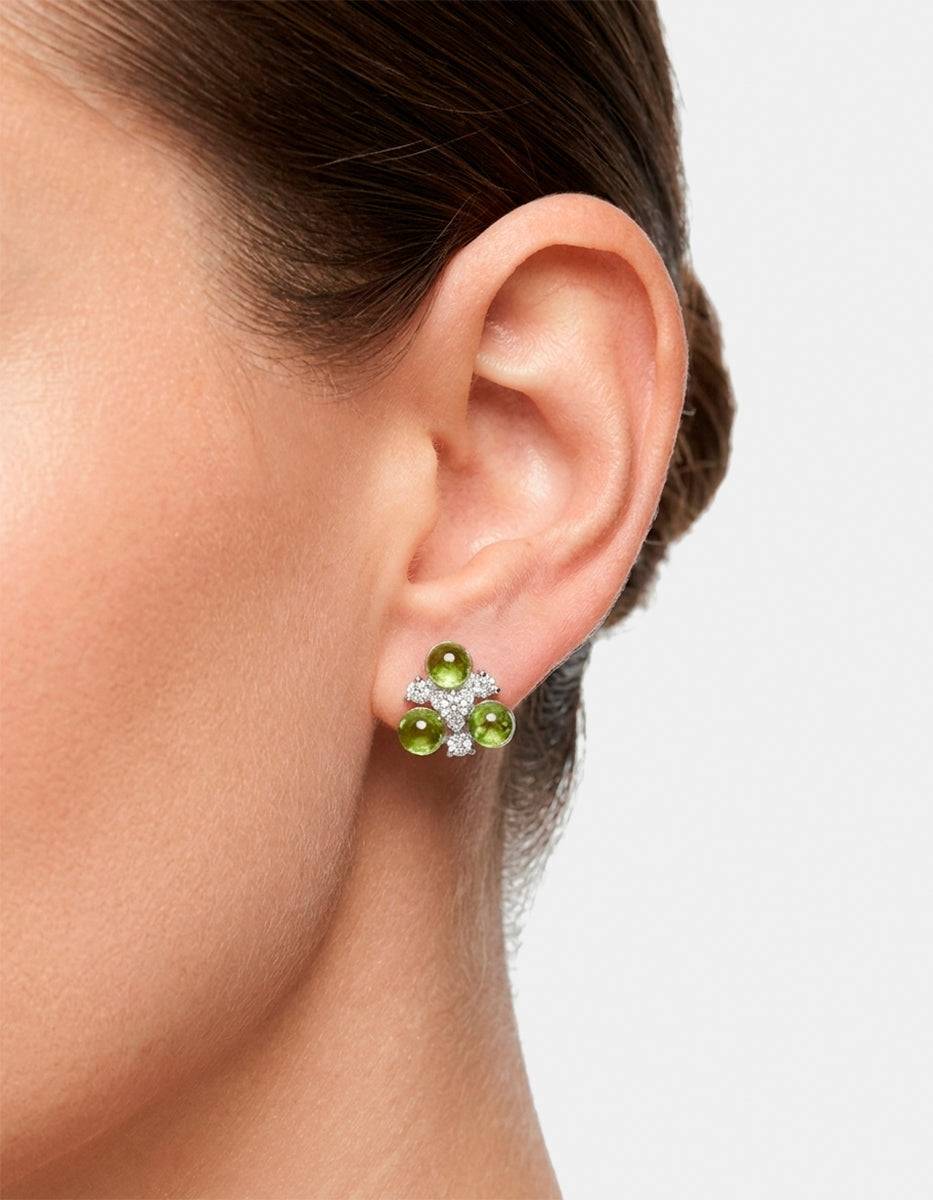 Aretes de metal noble con baño de platino y peridots Festive Style