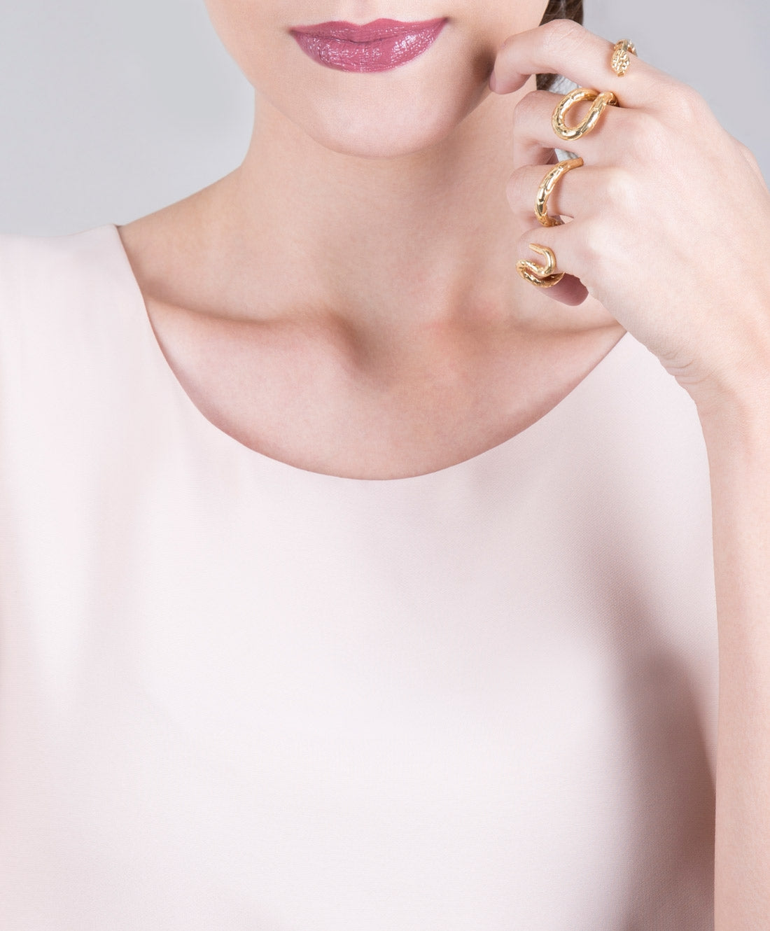 Anillo en forma de serpiente martelinada Poison