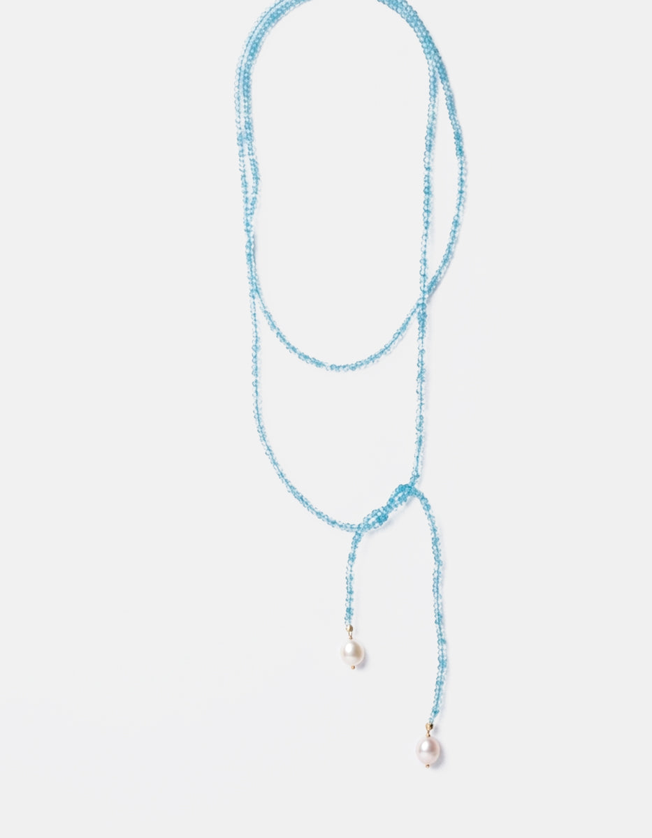 Collar tipo lazo ajustable de cristales azul cielo facetados con detalles de perlas barrocas