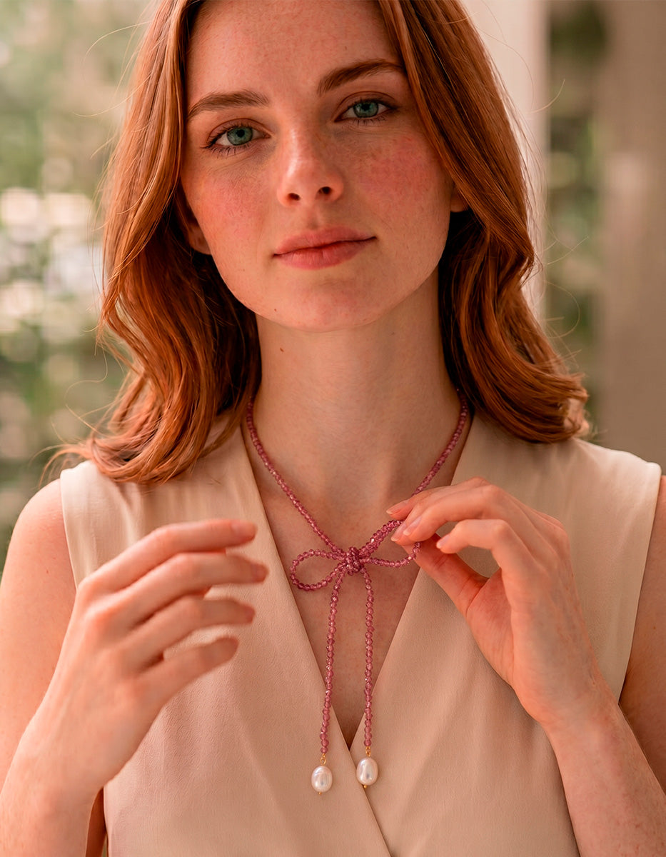 Collar de Microcristales Rosa con Moño y Perlas Barrocas