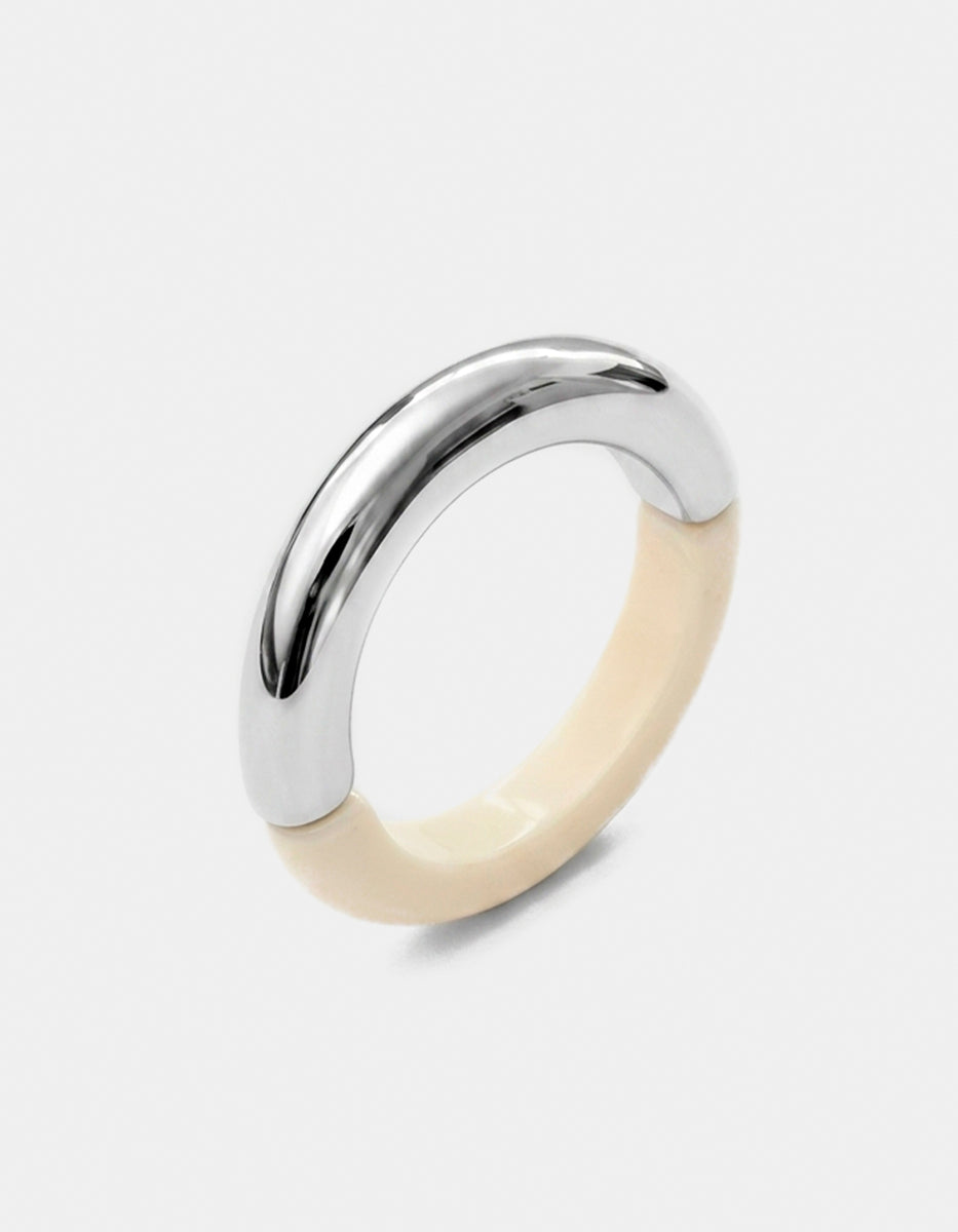 Brazalete de metal noble en baño platino con acrílico color marfil