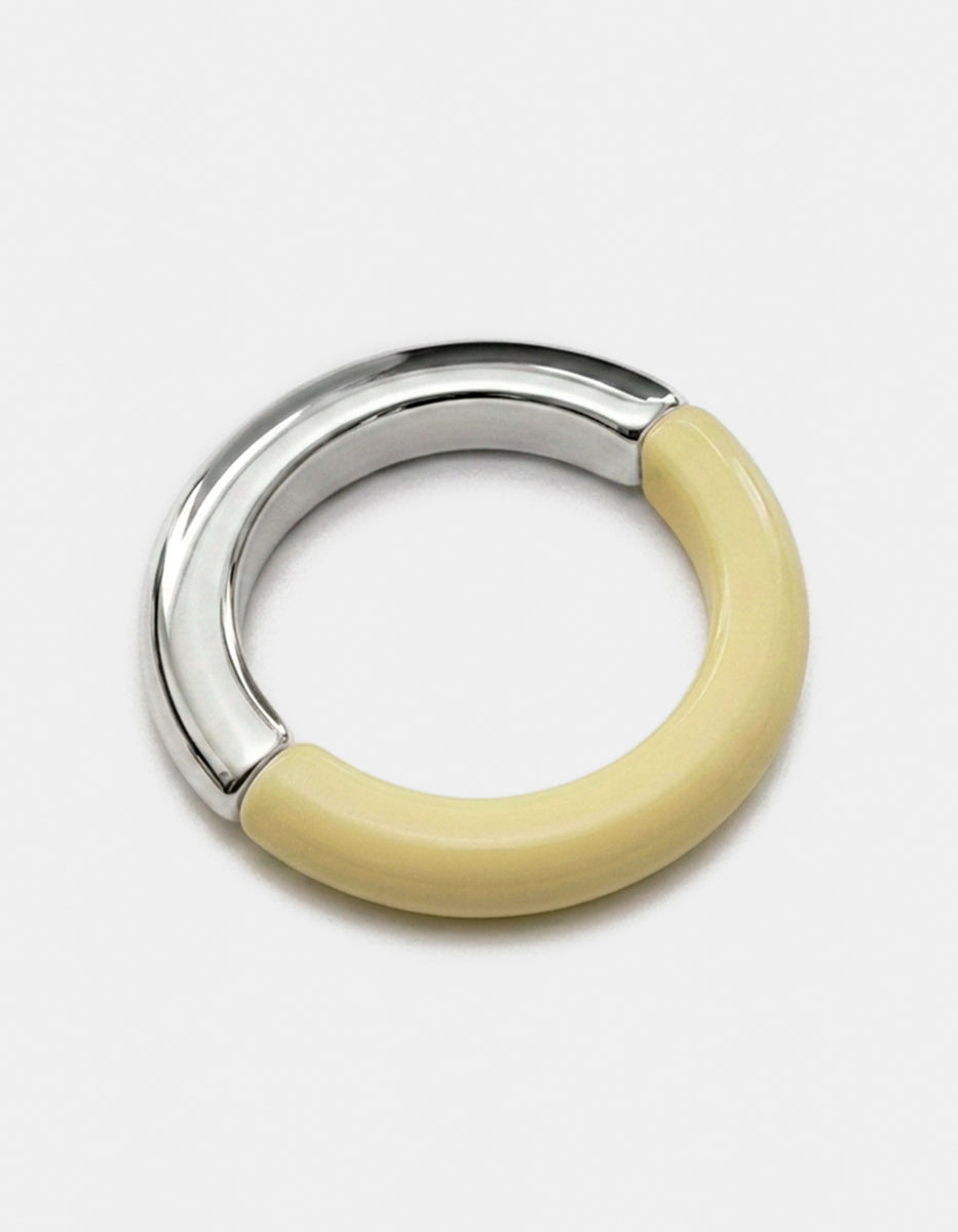 Brazalete de metal noble en baño platino con acrílico color marfil
