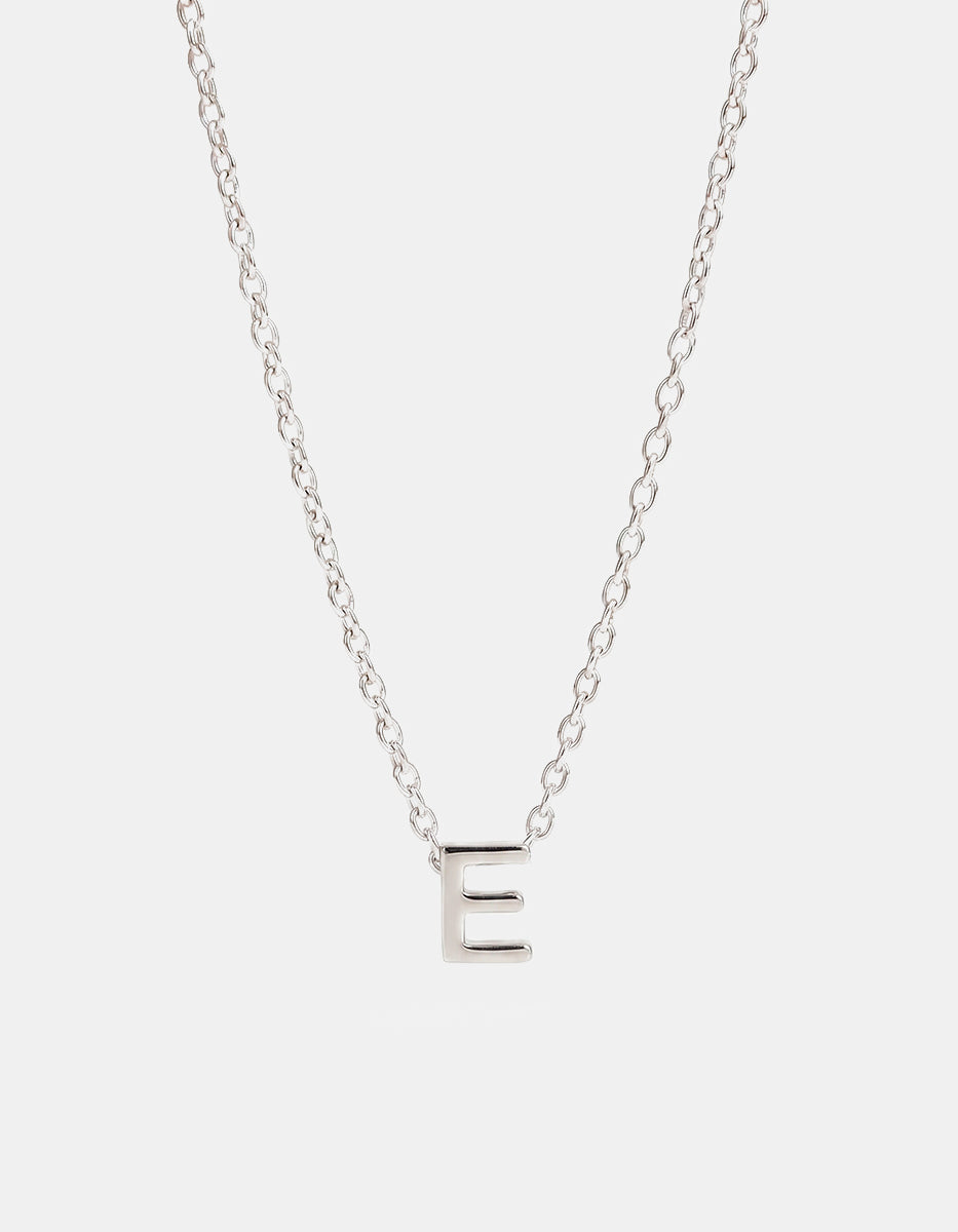 Collar de bronce en baño de platino con letra “E”