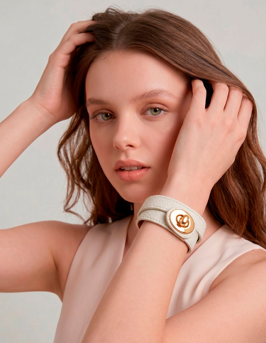 Brazalete de piel sintetica con broche de bronce en baño vermeil 22k