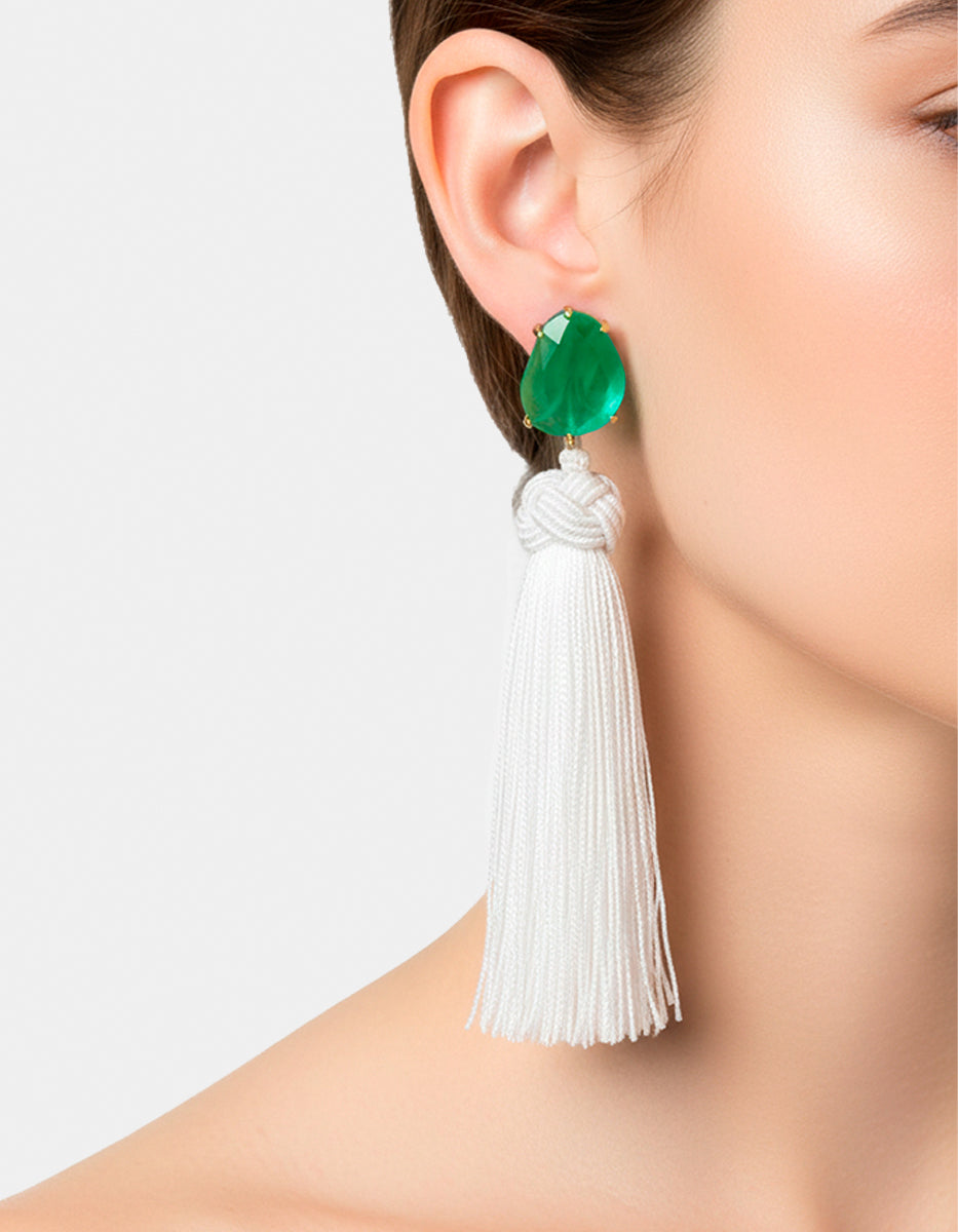 Aretes de plata con baño vermeil 22k pompón blanco y piedra ojo de gato