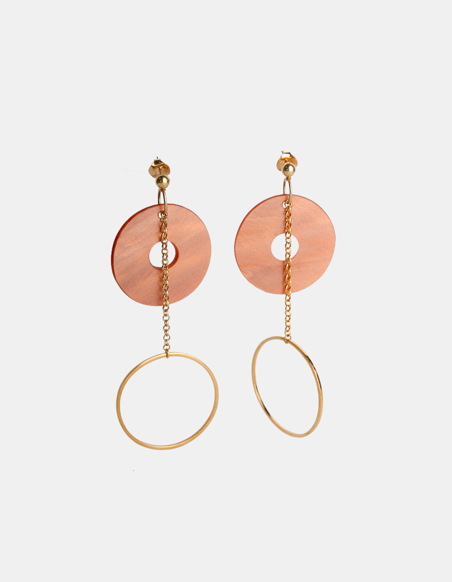 Aretes de metal base con baño vermeil de 22k y aro acrílico color durazno