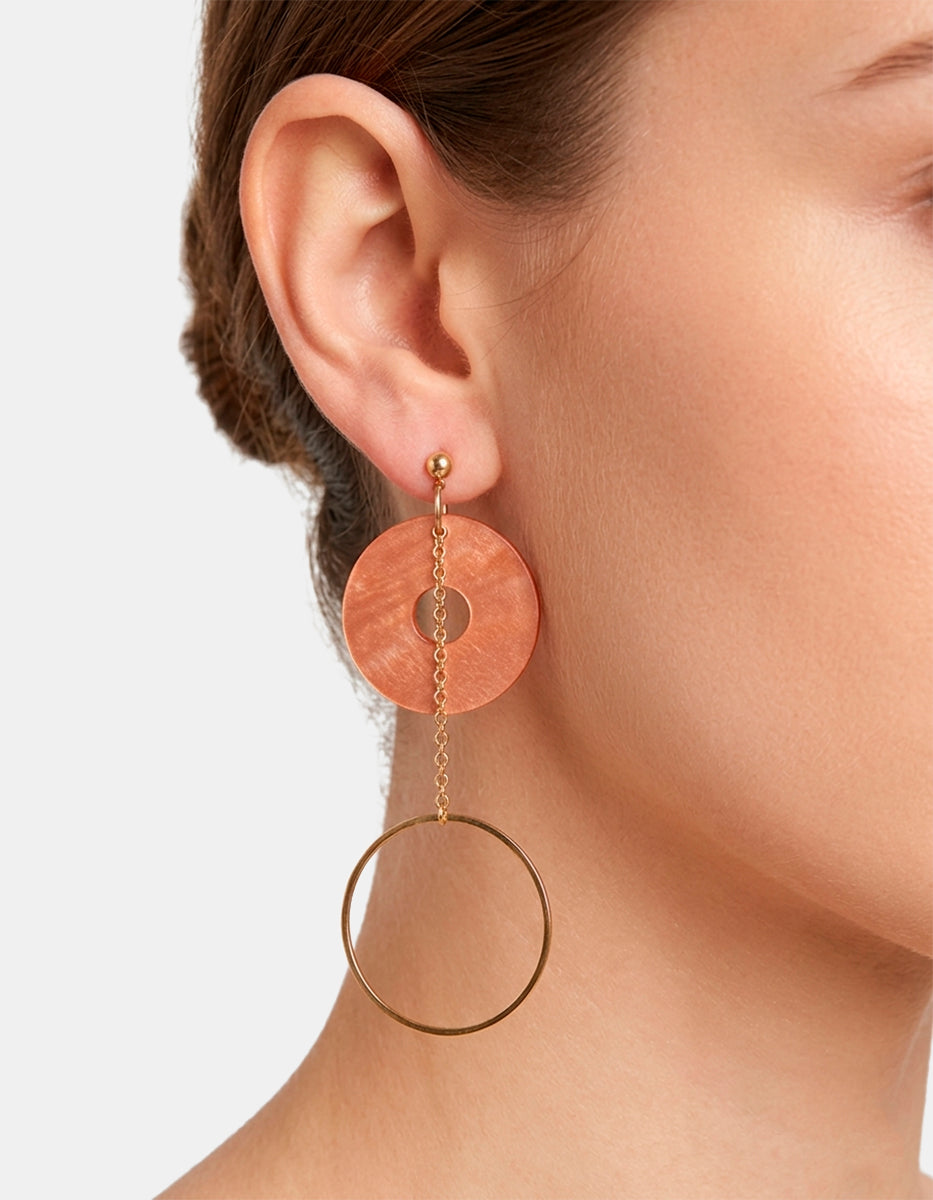Aretes de metal base con baño vermeil de 22k y aro acrílico color durazno