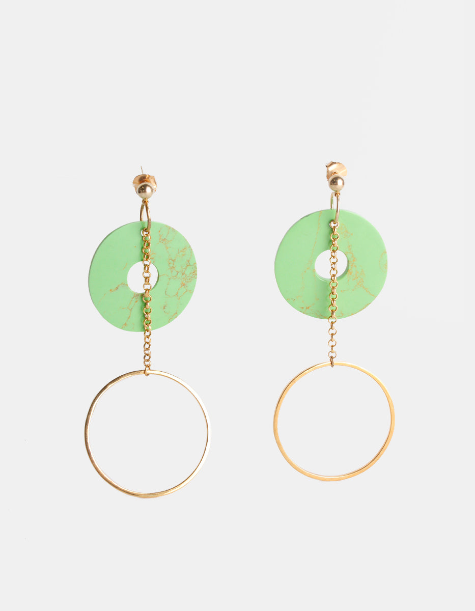 Aretes de metal base con baño vermeil de 22k y aro acrílico verde