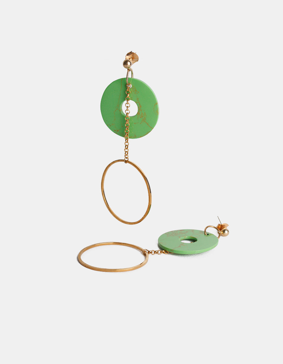 Aretes de metal base con baño vermeil de 22k y aro acrílico verde