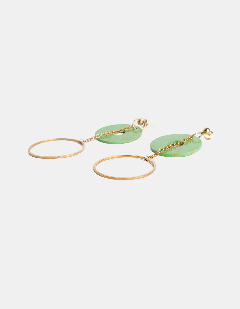 Aretes de metal base con baño vermeil de 22k y aro acrílico verde