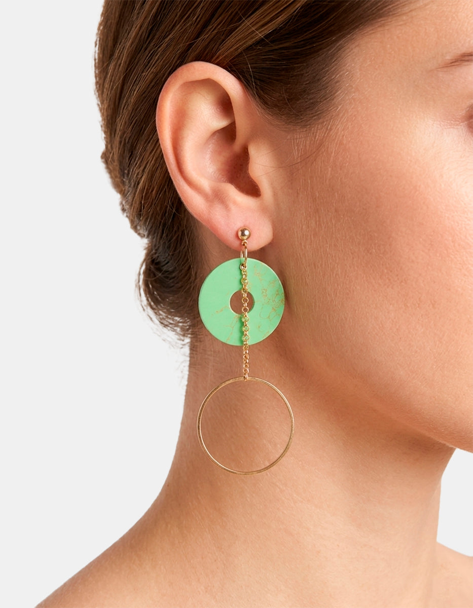 Aretes de metal base con baño vermeil de 22k y aro acrílico verde
