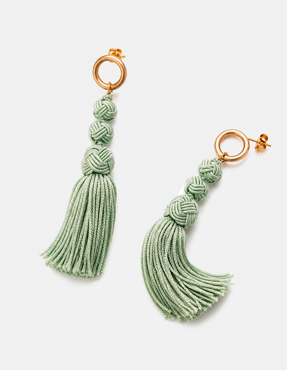 Aretes de bronce con baño de oro 22k pompon verde