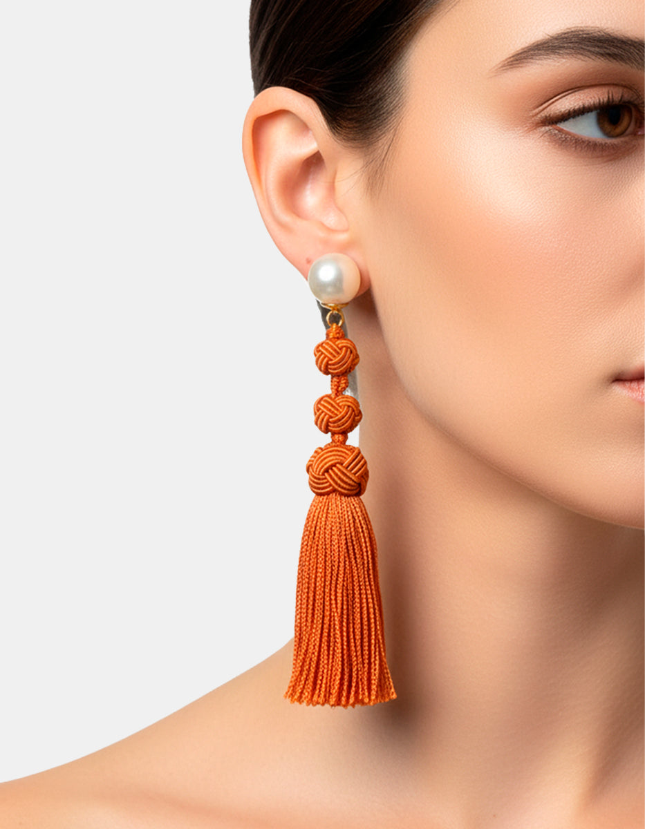 Aretes de bronce con baño de oro 22kt y borlas de hilo de seda Espléndida