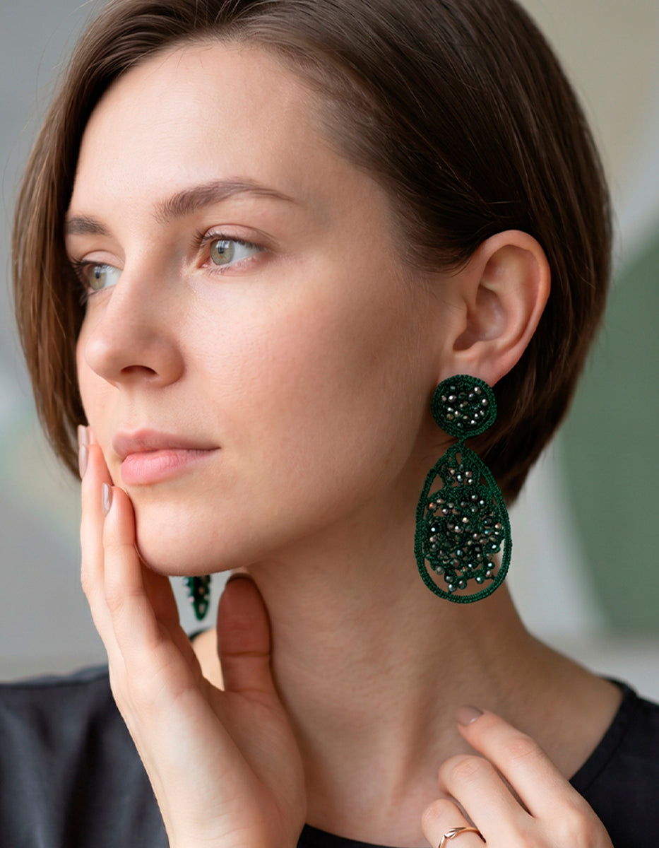 Aretes bordados con cristal austriaco verde esmeralda y bronce en baño vermeil 22kt