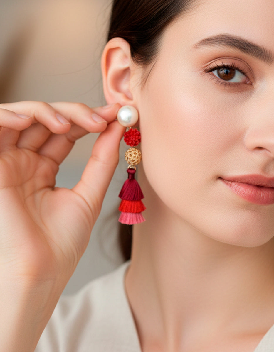 Aretes de bronce en baño de oro 22 kt con perla mabe, flor de baquelita roja y pompón Otoño Carmesí