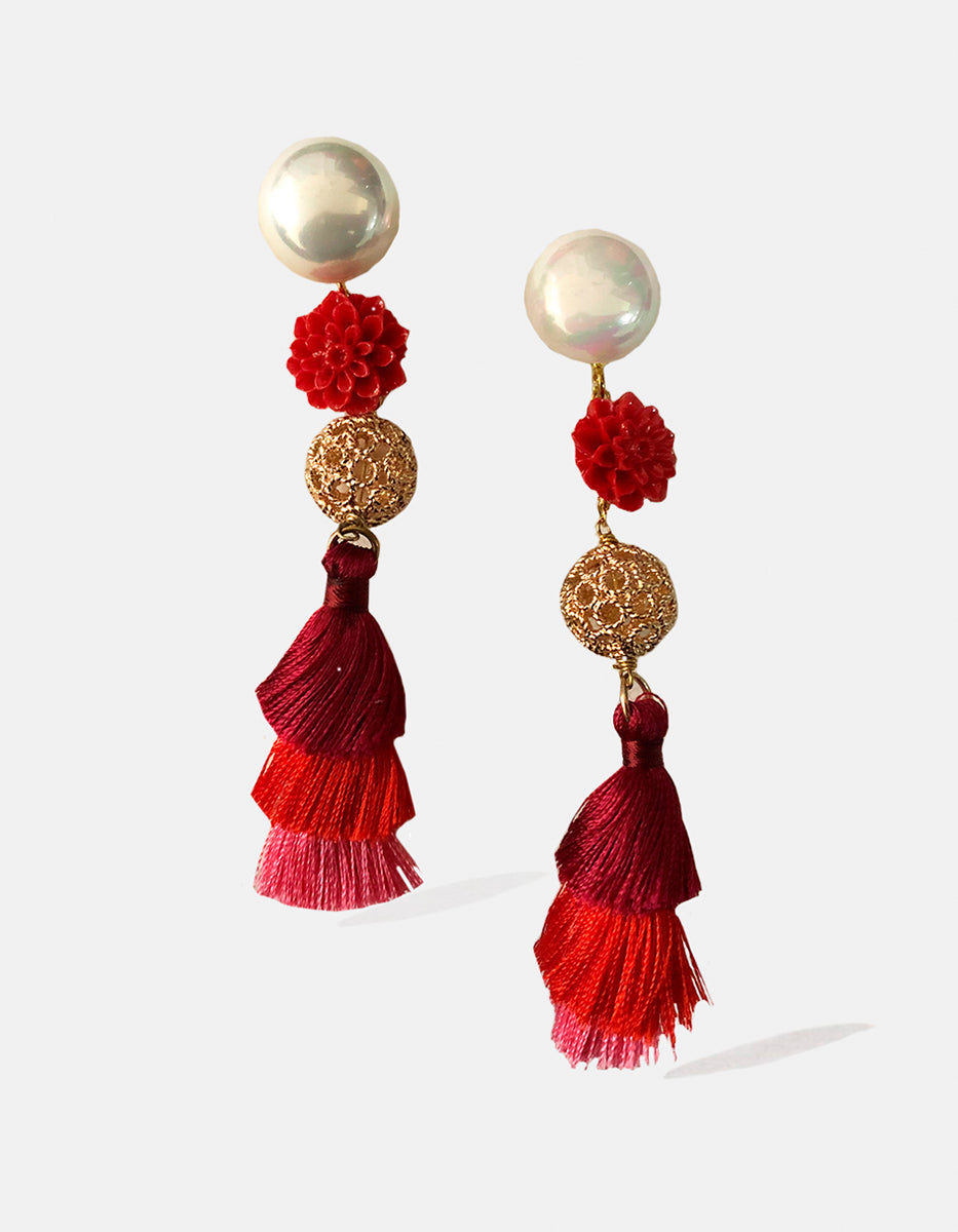 Aretes de bronce en baño de oro 22 kt con perla mabe, flor de baquelita roja y pompón Otoño Carmesí