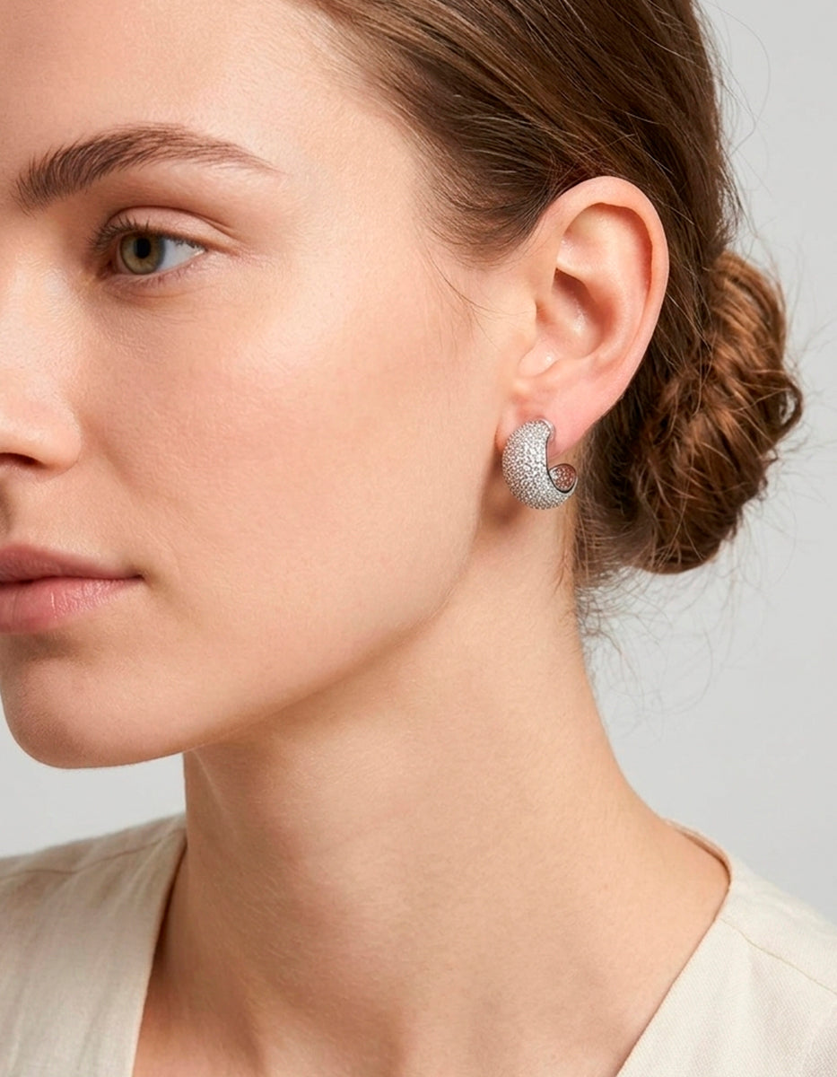 Aretes con baño de platino con esfera cóncava y topacios blancos Festive Style