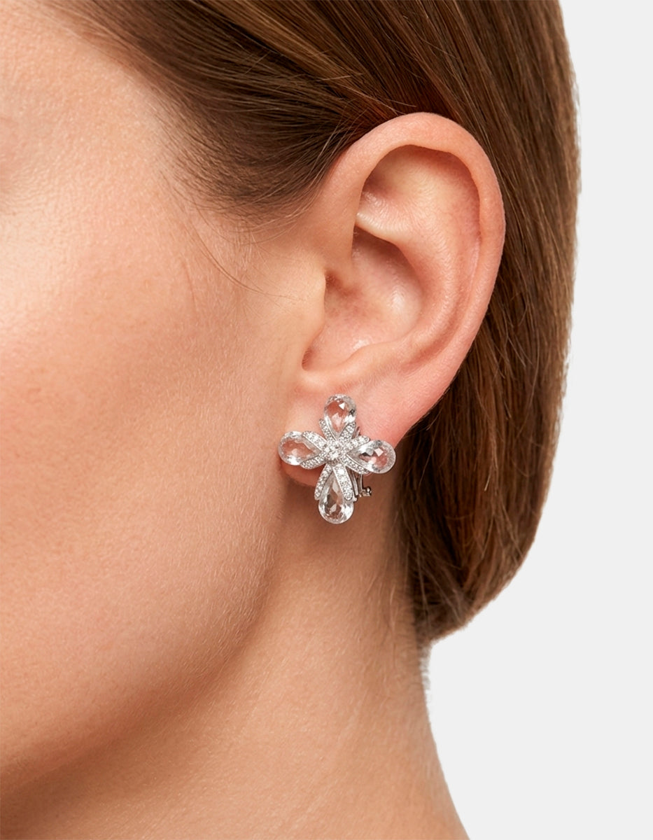 Aretes con baño de platino en forma de flor con topacios blancos Festive Style