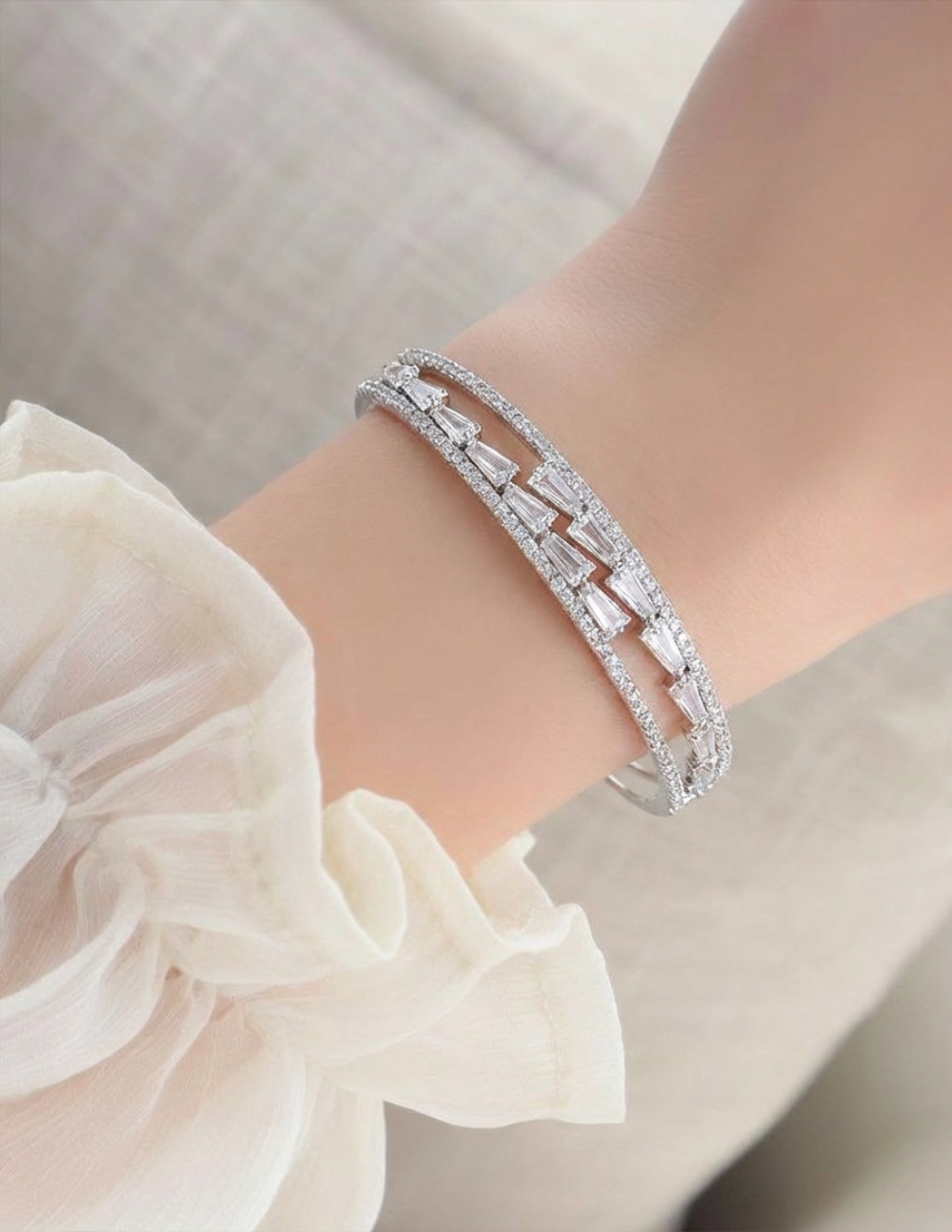 Brazalete con doble hilo, topacio rectangular y topacios blancos en diagonal · Festive Style
