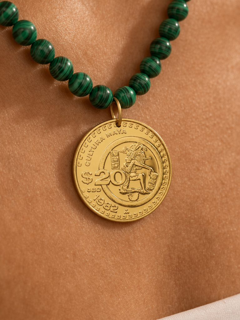 Collar anudado con malaquita de 8mm y moneda vintage en baño de oro de 22kt Memorias