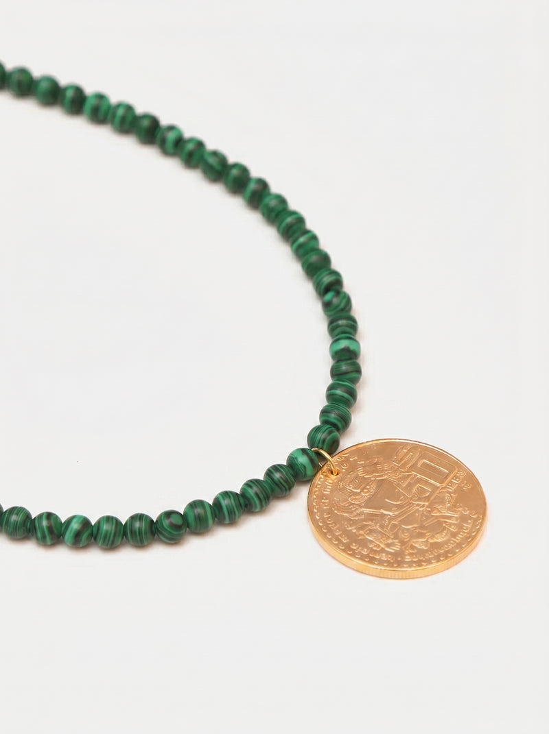 Collar anudado con malaquita de 8mm y moneda vintage en baño de oro de 22kt Memorias