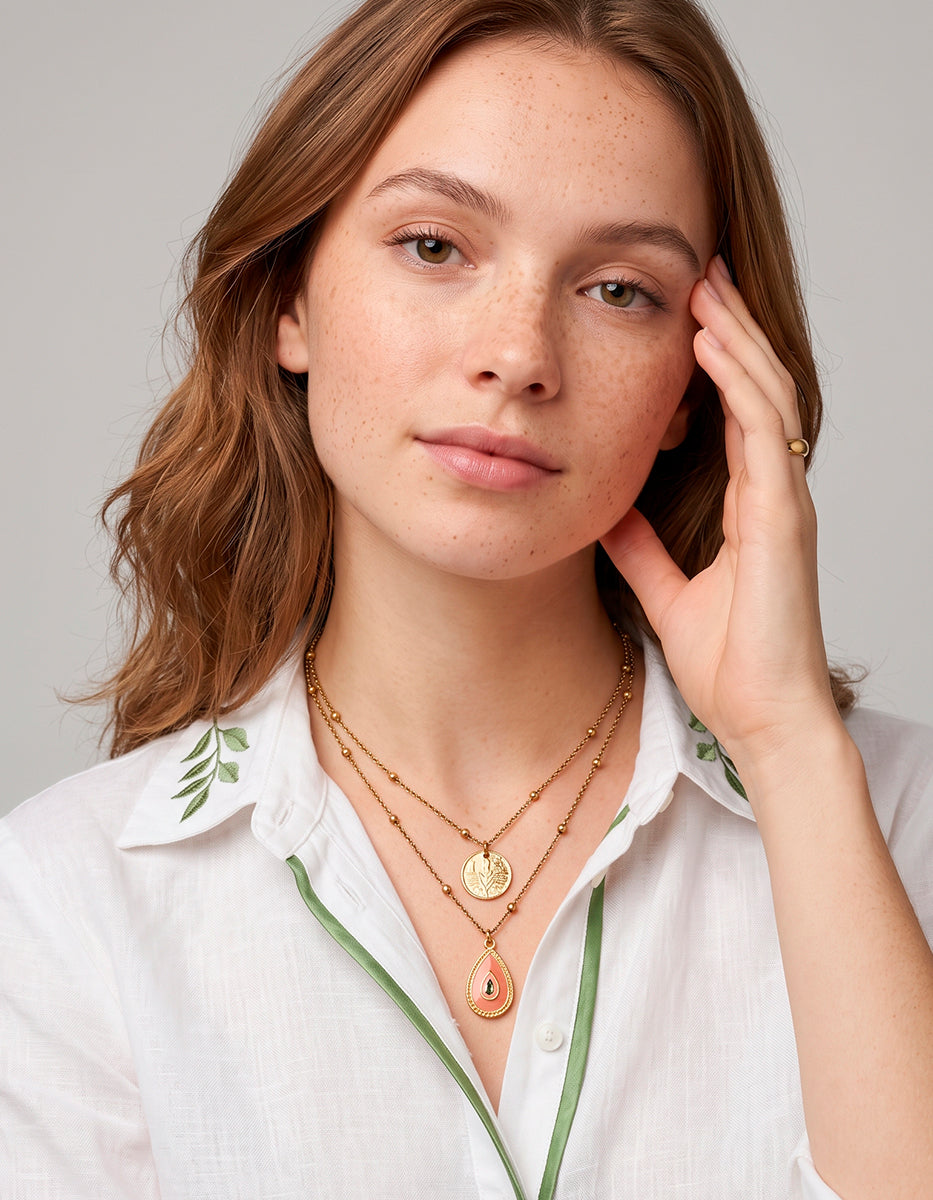 Collar en Capas con Moneda Conmemorativa y Talismán Gota Esmaltada Terracota en Baño de Oro de 22kt